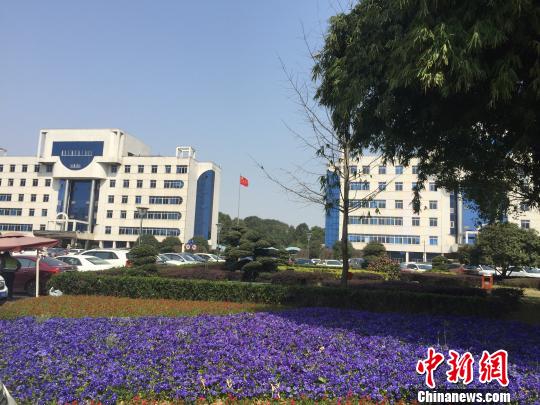 Changsha County Government has demolished an exterior wall in its courtyard and turns it into a big public square. (Photo/Chinanews.com) Changsha County Government has demolished an exterior wall in its courtyard and turns it into a big public square. (Photo/Chinanews.com)