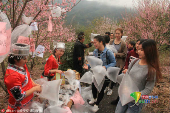 Villagers in China's southern province of Guangdong sell bags of air to tourists. (Photo/ China Youth Daily) Villagers in China's southern province of Guangdong sell bags of air to tourists. (Photo/ China Youth Daily)
