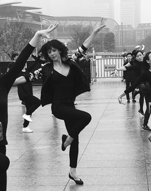 French actress Sophie Marceau joins middle-aged Chinese women for a square dance in Guangzhou, Guangdong province. (Photo/Guangzhou Daily) French actress Sophie Marceau joins middle-aged Chinese women for a square dance in Guangzhou, Guangdong province. (Photo/Guangzhou Daily)