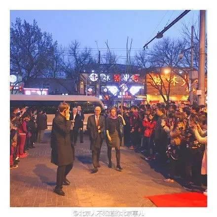 German President Joachim Gauck comes to Beijing's popular food street Guijie on Monday night. (Photo/Beijing Youth Daily) German President Joachim Gauck comes to Beijing's popular food street Guijie on Monday night. (Photo/Beijing Youth Daily)