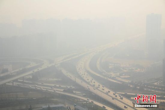 Zhengzhou was enveloped in heavy smog. (File photo/Chinanews.com) Zhengzhou was enveloped in heavy smog. (File photo/Chinanews.com)