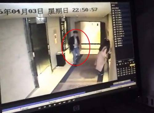 A man (in the red circle) is ready to attack a woman at a Yitel hotel. (Photo/Video screenshot) A man (in the red circle) is ready to attack a woman at a Yitel hotel. (Photo/Video screenshot)