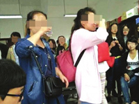 Female students drink strong liquor for scores. (Photo/China National Radio) Female students drink strong liquor for scores. (Photo/China National Radio)