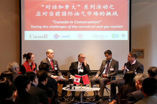 Professor Xu Qinhua, the moderator (L) and guests talk at the panel discussion. From the 2nd in the left: Mr.Jason Ambrose from Palantir Solutions,Mr.David Bromley from David Bromley Engineering,Mr. Satvinder Flore from Amec Foster Wheeler, and Mr.Brian Humphreys from Nexen.(Photo provided to Ecns.cn) Professor Xu Qinhua, the moderator (L) and guests talk at the panel discussion. From the 2nd in the left: Mr.Jason Ambrose from Palantir Solutions,Mr.David Bromley from David Bromley Engineering,Mr. Satvinder Flore from Amec Foster Wheeler, and Mr.Brian Humphreys from Nexen.(Photo provided to Ecns.cn)