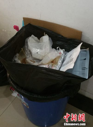 A trash can is full of food packages. (Photo/Chinanews.com) A trash can is full of food packages. (Photo/Chinanews.com)