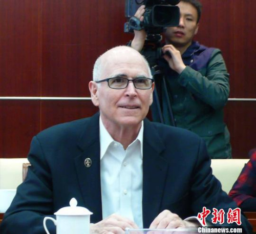 American filmmaker John Hughes speaks at a signing ceremony in Beijing, April 19, 2016. (Photo/Chinanew.com) American filmmaker John Hughes speaks at a signing ceremony in Beijing, April 19, 2016. (Photo/Chinanew.com)