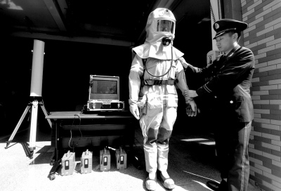 An armed police officer shows newly-developed firefighting gear. (Photo/Beijing Times) An armed police officer shows newly-developed firefighting gear. (Photo/Beijing Times)