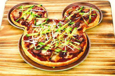 The Shanghai Disney Resort, Disney's first theme park in the Chinese mainland, released a special Shanghai cuisine menu for visitors on April 21, 2016. (Photo/Xinhua) The Shanghai Disney Resort, Disney's first theme park in the Chinese mainland, released a special Shanghai cuisine menu for visitors on April 21, 2016. (Photo/Xinhua)