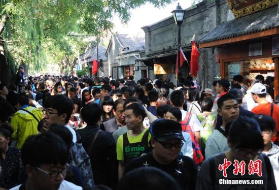Throngs of people visit Nanluoguxiang. (File photo/Chinanews.com) Throngs of people visit Nanluoguxiang. (File photo/Chinanews.com)