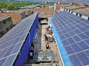 A photovoltaic power station system is installed on the house of a villager in northwestern Xi'an of Shaanxi Province. (Photo/Huashang Daily) A photovoltaic power station system is installed on the house of a villager in northwestern Xi'an of Shaanxi Province. (Photo/Huashang Daily)