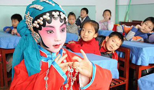 A little girl performs Peking Opera in the class. (File photo/Beijing News) A little girl performs Peking Opera in the class. (File photo/Beijing News)
