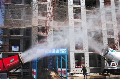 A multi-functional mist-generation machine sprays water over rising dust from a building site in the Chaoyang District's Dongba area, May 10, 2016. (Photo/Beijing News) A multi-functional mist-generation machine sprays water over rising dust from a building site in the Chaoyang District's Dongba area, May 10, 2016. (Photo/Beijing News)