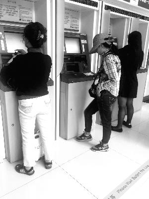 Hospital scalpers occupy ATMs for making appointments in hospitals. (Photo/Beijing Morning Post) Hospital scalpers occupy ATMs for making appointments in hospitals. (Photo/Beijing Morning Post)