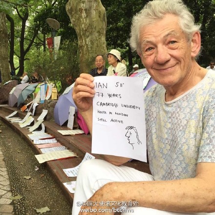 Ian McKellen holds a poster with his personal information at the People's Park in Shanghai, June 11, 2016. (Photo from Weibo) Ian McKellen holds a poster with his personal information at the People's Park in Shanghai, June 11, 2016. (Photo from Weibo)