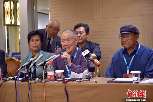 Kan Cuihua (L 1), representing her 96-year-old father Kan Shun, and two other forced laborers, reach agreement with Mitsubishi Materials Corp on June 1, 2016. (Photo/Chinanews.com) Kan Cuihua (L 1), representing her 96-year-old father Kan Shun, and two other forced laborers, reach agreement with Mitsubishi Materials Corp on June 1, 2016. (Photo/Chinanews.com)