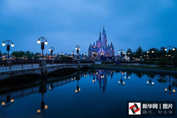 Night view of the castle at the Shanghai Disney Resort in Pudong, Shanghai, China, May 15, 2016.A series of photos reveal intriguing night views of the Shanghai Disney Resort, which is scheduled to open on June 16. (Photo/Xinhuanet.com) Night view of the castle at the Shanghai Disney Resort in Pudong, Shanghai, China, May 15, 2016.A series of photos reveal intriguing night views of the Shanghai Disney Resort, which is scheduled to open on June 16. (Photo/Xinhuanet.com)