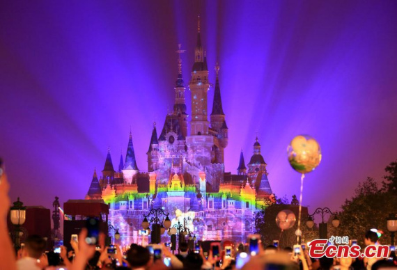 The “Disneyland Forever” show illuminates Shanghai Disney Resort, June 16, 2016. (Photo: China News Service/Zhang Hengwei) The “Disneyland Forever” show illuminates Shanghai Disney Resort, June 16, 2016. (Photo: China News Service/Zhang Hengwei)