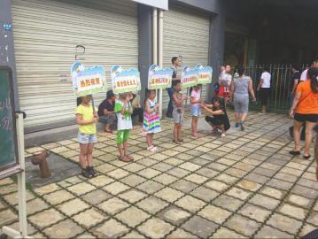 Five kids are seen holding signposts to celebrate daughter of the kindergarten head for achieving high gaokao scores.(Photo/West China Metropolis Daily) Five kids are seen holding signposts to celebrate daughter of the kindergarten head for achieving high gaokao scores.(Photo/West China Metropolis Daily)