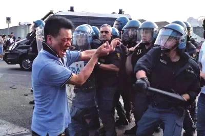 A clash between Italian police and Chinese nationals occurred at a textile factory in Florence, Italy, on June 29 (local time). (Photo/Beijing Time) A clash between Italian police and Chinese nationals occurred at a textile factory in Florence, Italy, on June 29 (local time). (Photo/Beijing Time)
