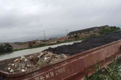 A boat carrying household garbage and construction waste is found docked at a wharf in Suzhou City, Jiangsu Province. (Photo/Chinanews.com) A boat carrying household garbage and construction waste is found docked at a wharf in Suzhou City, Jiangsu Province. (Photo/Chinanews.com)