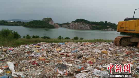 Garbage from Shanghai is found on an island of the famed freshwater lake Taihu Lake, in tourist city Suzhou, Jiangsu Province. (Photo/Chinanews.com) Garbage from Shanghai is found on an island of the famed freshwater lake Taihu Lake, in tourist city Suzhou, Jiangsu Province. (Photo/Chinanews.com)