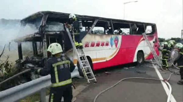 Twenty-six people have died after a fire broke out in a tourist bus along the highway to the Taiwan Taoyuan International Airport on Tuesday afternoon, July 19, 2016. (Photo provided to China News Service) Twenty-six people have died after a fire broke out in a tourist bus along the highway to the Taiwan Taoyuan International Airport on Tuesday afternoon, July 19, 2016. (Photo provided to China News Service)