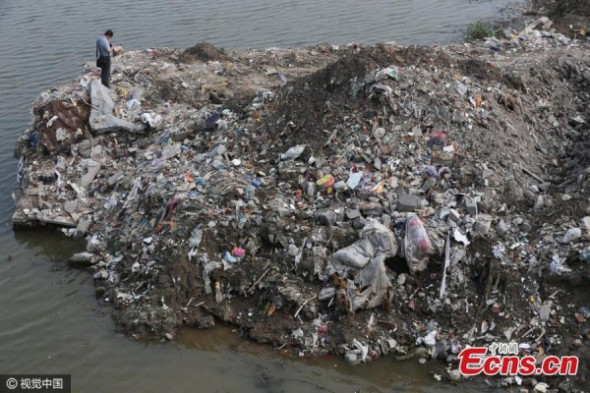 Garbage piles up near a bridge in Haimen City, East China’s Jiangsu Province, July 17, 2016. The garbage, mainly decoration waste, was transported from Shanghai and dumped at the site illegally, sources say. (Photo/CFP) Garbage piles up near a bridge in Haimen City, East China’s Jiangsu Province, July 17, 2016. The garbage, mainly decoration waste, was transported from Shanghai and dumped at the site illegally, sources say. (Photo/CFP)