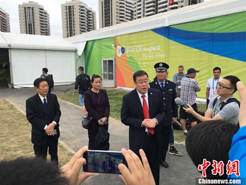 Song Yang (center), Chinese Consul General to Rio, speaks to journalists at the Olympic Village, Aug. 3, 2016. (Photo/Chinanews.com) Song Yang (center), Chinese Consul General to Rio, speaks to journalists at the Olympic Village, Aug. 3, 2016. (Photo/Chinanews.com)