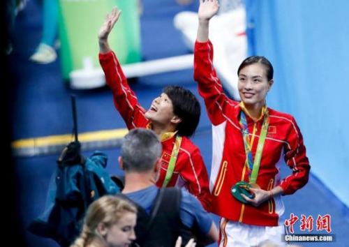 Chinese diving star Wu Minxia (R) waves her hand at the awarding ceremony of women's SYNC.3M Springboard in Rio de Janeiro, Brazil, on Aug. 7, 2016. (Photo/Chinanew.com.cn) Chinese diving star Wu Minxia (R) waves her hand at the awarding ceremony of women's SYNC.3M Springboard in Rio de Janeiro, Brazil, on Aug. 7, 2016. (Photo/Chinanew.com.cn)