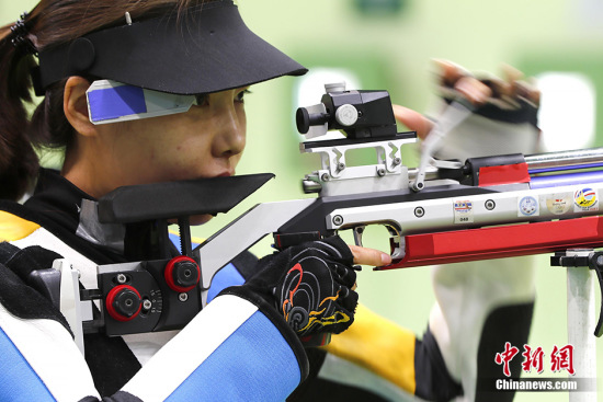 Women's 10m air rifle participant Du Li was expected to win the first gold medal at the Rio Olympics. (Photo/Chinanews.com) Women's 10m air rifle participant Du Li was expected to win the first gold medal at the Rio Olympics. (Photo/Chinanews.com)