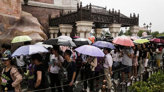 Visitors to Shanghai Disney wait in a long queue to enter. (File photo) Visitors to Shanghai Disney wait in a long queue to enter. (File photo)