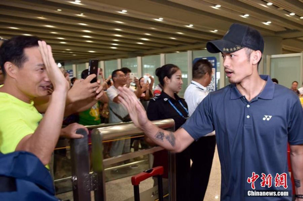 Chinese badminton player Lin Dan is greeted by fans at the Beijing Capital International Airport in Beijing, Aug. 22, 2016. (Photo: China News Service/Jin Shuo) Chinese badminton player Lin Dan is greeted by fans at the Beijing Capital International Airport in Beijing, Aug. 22, 2016. (Photo: China News Service/Jin Shuo)