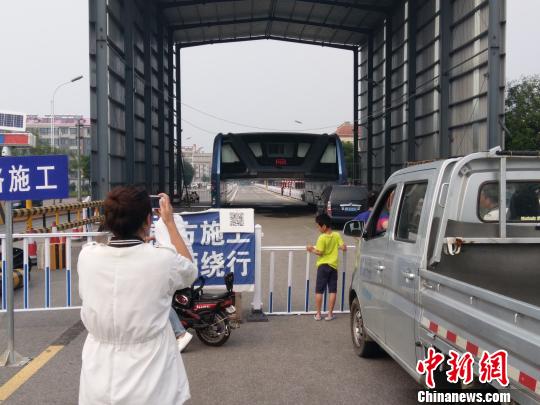 A woman from Beijing takes photos of the test site of Batie at Qinghuangdao, Hebei province, Aug. 24, 2016. (Photo/Chinanews.com) A woman from Beijing takes photos of the test site of Batie at Qinghuangdao, Hebei province, Aug. 24, 2016. (Photo/Chinanews.com)