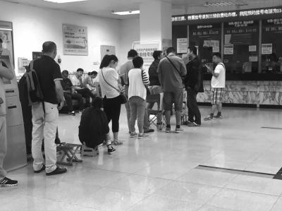 People wait for a registration in a long line at a hospital. (Photo/Beijing Times) People wait for a registration in a long line at a hospital. (Photo/Beijing Times)