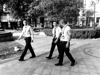 Security taskforce of Chaoyang residents wear unified armbands. (Photo/Beijing Youth Daily) Security taskforce of Chaoyang residents wear unified armbands. (Photo/Beijing Youth Daily)
