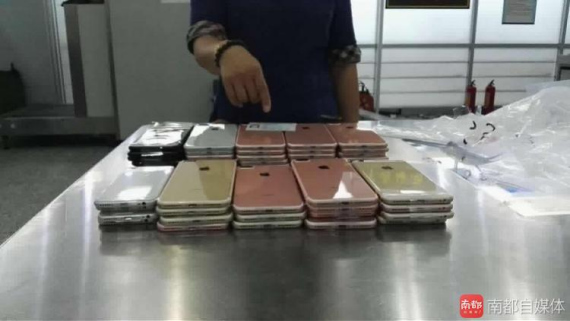 Smuggled iPhone 7 are seized at Shenzhen Customs. (Photo/Southern Metropolis Daily) Smuggled iPhone 7 are seized at Shenzhen Customs. (Photo/Southern Metropolis Daily)