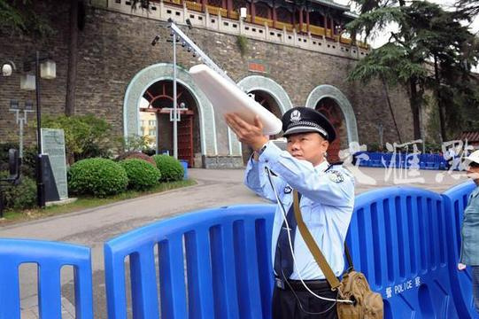 A policeman displays a gun-like device which will be used to intercept illegal drones at the upcoming Nanjing Marathon. (Photo/www.xhby.net) A policeman displays a gun-like device which will be used to intercept illegal drones at the upcoming Nanjing Marathon. (Photo/www.xhby.net)