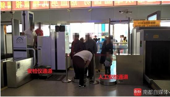 This photo shows passengers pass through a X-ray screening machine at the Shuangliu International Airport in Sichuan Province. (Photo/Southern Metropolis Daily) This photo shows passengers pass through a X-ray screening machine at the Shuangliu International Airport in Sichuan Province. (Photo/Southern Metropolis Daily)