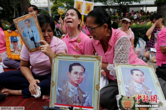 People weep after an announcement that Thailand’s King Bhumibol Adulyadej has died, at the Siriraj hospital in Bangkok, Thailand, Oct. 13, 2016. (Photo/Agencies) People weep after an announcement that Thailand’s King Bhumibol Adulyadej has died, at the Siriraj hospital in Bangkok, Thailand, Oct. 13, 2016. (Photo/Agencies)