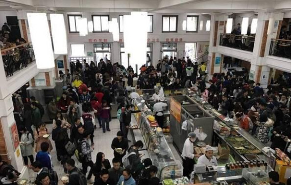 Many students stand to dine at a Peking University dining hall. (Photo/The Beijing News) Many students stand to dine at a Peking University dining hall. (Photo/The Beijing News)