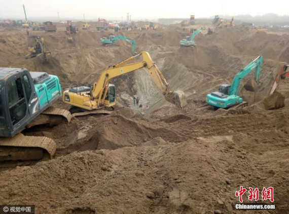 Excavators dig deep to save a five-year-old boy who accidentally fell into a 40-meter-deep dry well in Mengchang Village of Hebei Province, Nov. 6, 2016. (Photo/CFP) Excavators dig deep to save a five-year-old boy who accidentally fell into a 40-meter-deep dry well in Mengchang Village of Hebei Province, Nov. 6, 2016. (Photo/CFP)