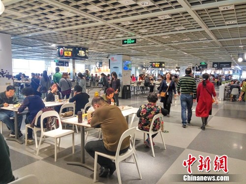 Seniors rest at a IKEA store in Beijing. (Photo/Chinanews.com) Seniors rest at a IKEA store in Beijing. (Photo/Chinanews.com)