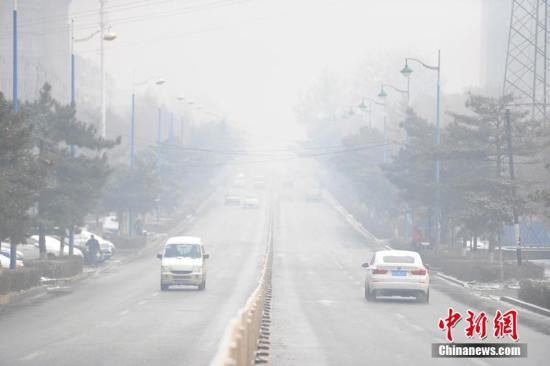 Changchun City, capital of Northeast China's Jilin Province, is hit by heavy smog on Nov. 5, 2016. (Photo/Chinanews.com) Changchun City, capital of Northeast China's Jilin Province, is hit by heavy smog on Nov. 5, 2016. (Photo/Chinanews.com)