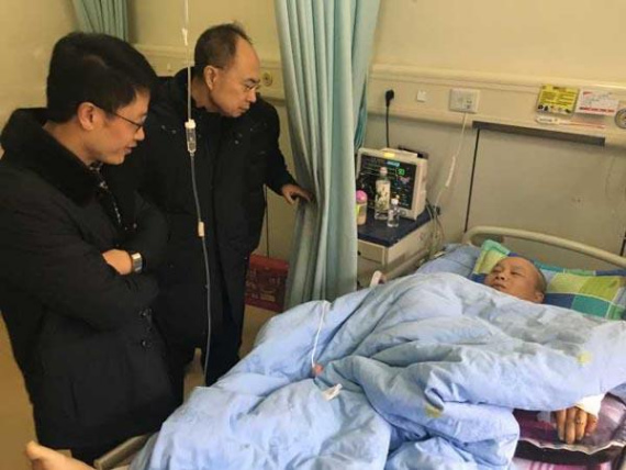 Wei Hua, a panda breeder at the Giant Panda Protection and Research Center of China in Sichuan Province, lies in bed at a hospital. (Photo/newssc.org) Wei Hua, a panda breeder at the Giant Panda Protection and Research Center of China in Sichuan Province, lies in bed at a hospital. (Photo/newssc.org)