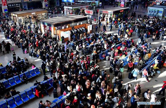 Passengers wait to board trains at the Shenyang Railway Station in Shenyang, capital of northeast China's Liaoning Province, Feb. 2, 2017. (Xinhua/Zhang Wenkui)