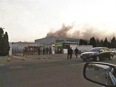 Fire breaks out at a waste warehouse of Samsung plant in Tianjin, Feb. 8, 2017. (Photo/Beijing Youth Daily) Fire breaks out at a waste warehouse of Samsung plant in Tianjin, Feb. 8, 2017. (Photo/Beijing Youth Daily)