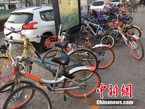 Photo shows bikes that users can easily ride or park under the sharing scheme. (Photo/Chinanews.com) Photo shows bikes that users can easily ride or park under the sharing scheme. (Photo/Chinanews.com)