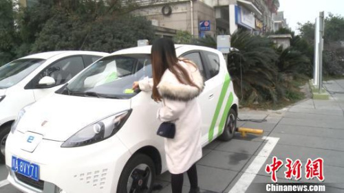 A woman uses car-sharing service in Chengdu. (File photo/Chinanews.com) A woman uses car-sharing service in Chengdu. (File photo/Chinanews.com)