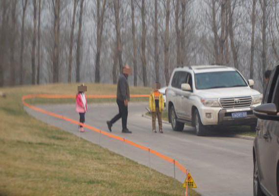 Members of a family disregard warnings and leave the safety of their car to walk in a tiger zone at the Beijing Wildlife Park in Daxing District, Beijing. (Photo provided to China News Service) Members of a family disregard warnings and leave the safety of their car to walk in a tiger zone at the Beijing Wildlife Park in Daxing District, Beijing. (Photo provided to China News Service)