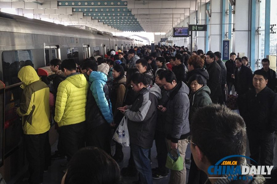 File photo shows crowded traffic at the Tiantongyuan Station of Beijing Subway Line 5. (Photo/China Daily) File photo shows crowded traffic at the Tiantongyuan Station of Beijing Subway Line 5. (Photo/China Daily)